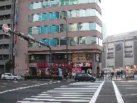 四ツ橋筋と千日前通の交差点に立地