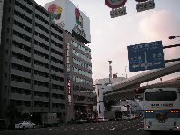 阪神高速、四ツ橋筋、千日前通に面す